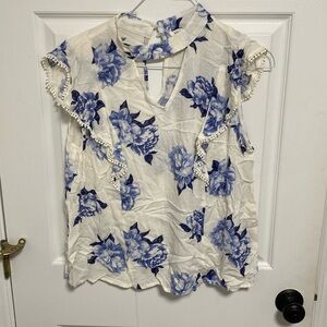 Blu pepper size large. Blue floral short sleeve blouse.